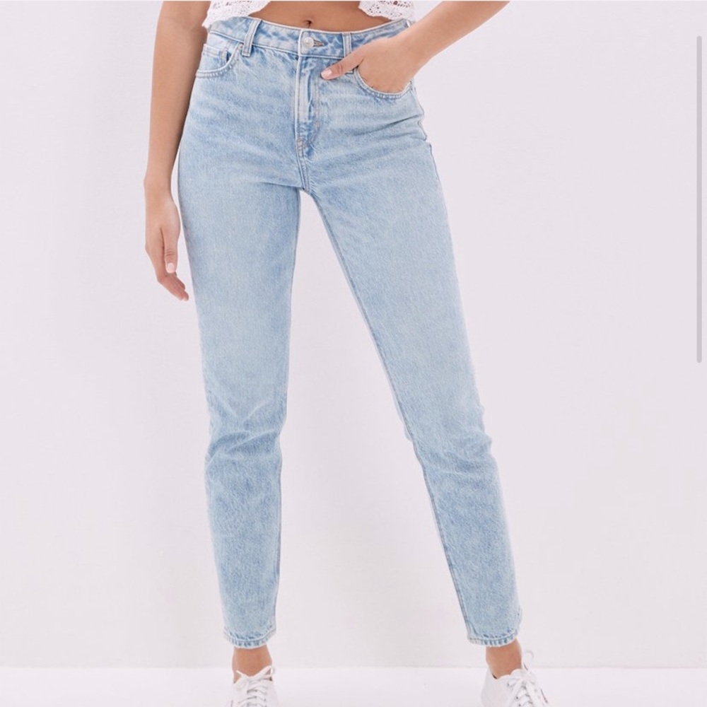 NWOT American Eagle light wash straight Mom Jeans size 12Short